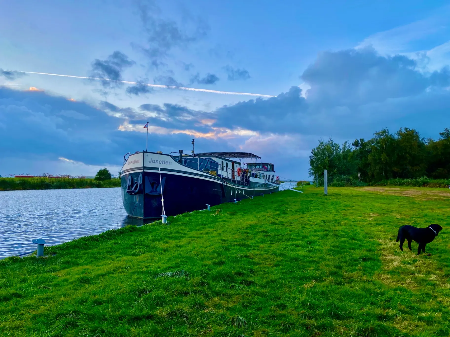 Schip Josefien aan de Friese waterkant